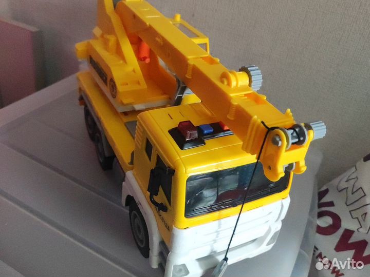 Подъемный кран игрушка