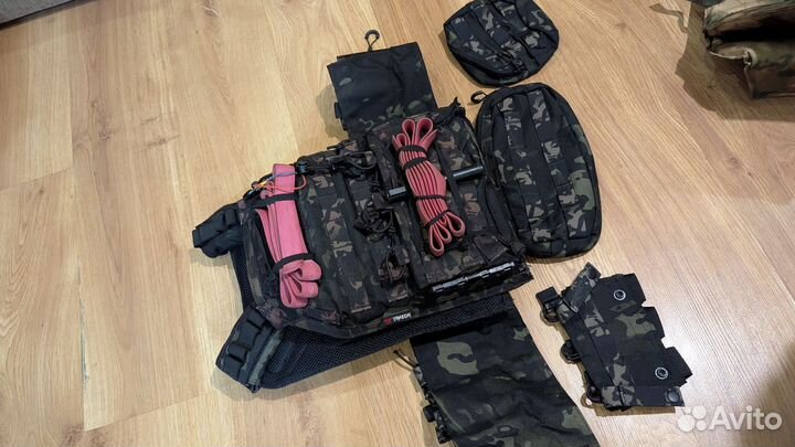 Броник, каска, разгрузка