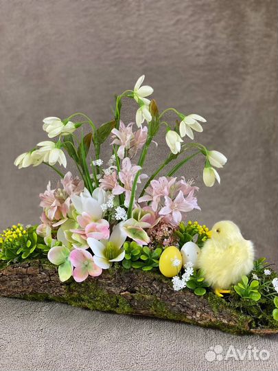 Цветочная композиция на декоративном полене