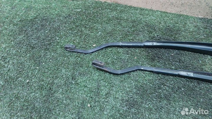 Поводок стеклоочистителя правый,левый Sportage 3