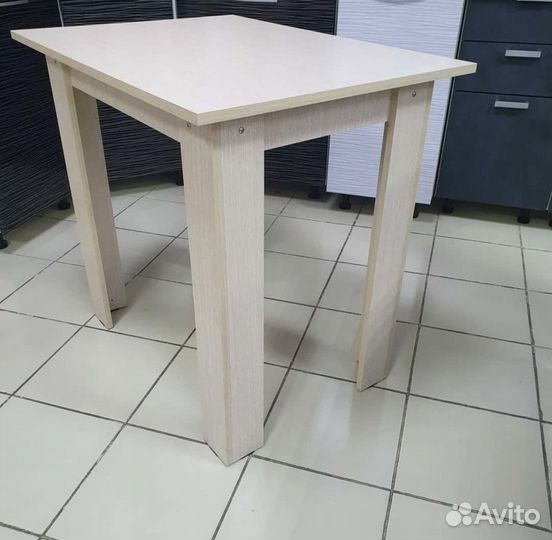 Стол кухонный