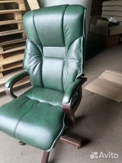 Зеленое кожанное кресло Честер