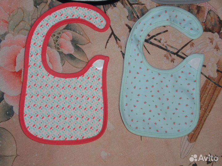 Нагрудники, слюнявчики новые