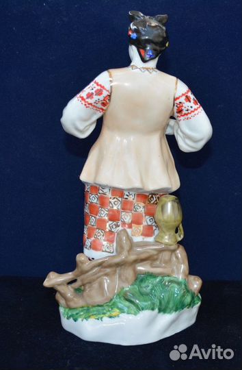 Фарфоровая статуэтка- одарка. киев