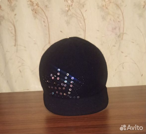 Женская зимняя кепка со стразами