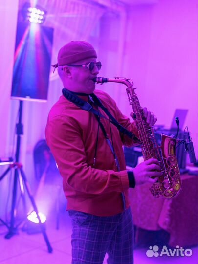 Саксофонист на праздник