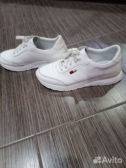 Кроссовки женские