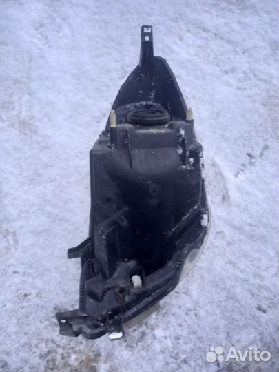 Правая фара Nissan Note 2007 год