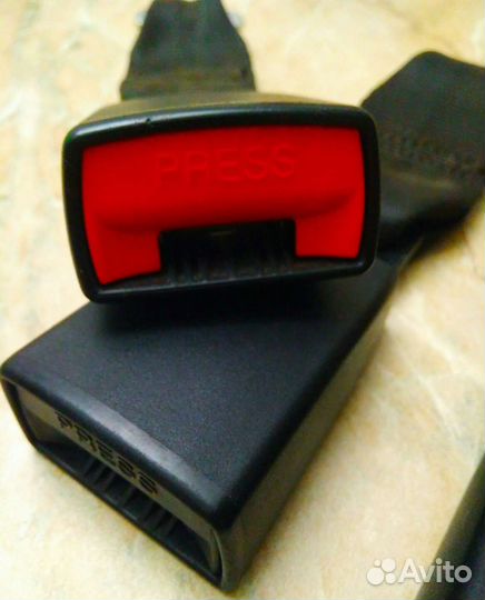 Ответная часть ремня безопасности с защелкой