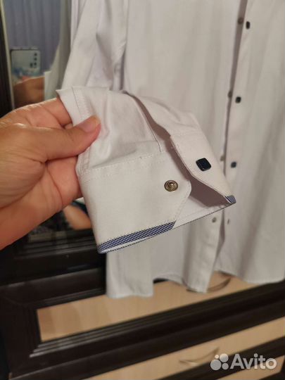 Рубашки белые, синие, брюки черные