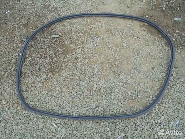 Уплотнительная резинка багажника Toyota Vitz