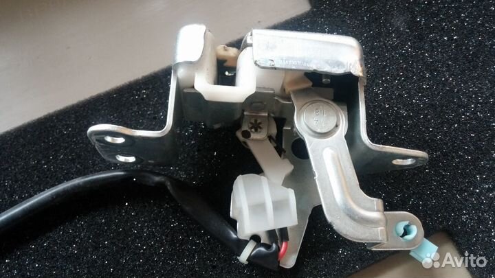 Ford Escape тайванец 2008 г замок стекла багажника