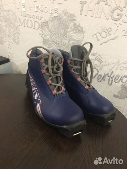 Лыжные ботинки и лыжи