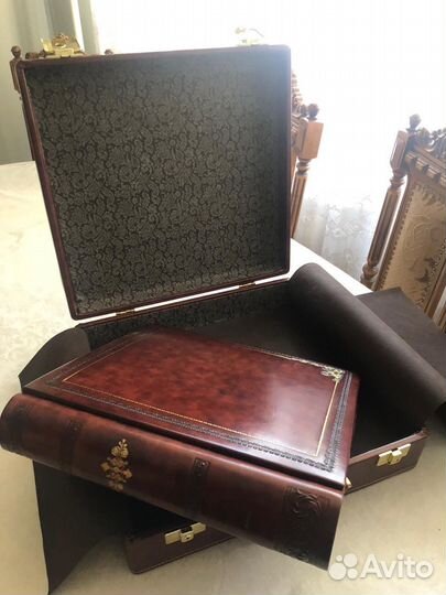 Фотоальбом из натуральной кожи в чемодане