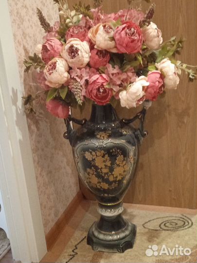Напольная ваза с цветами