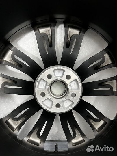 R20 Pirelli Ice Zero 2 245/45, PCD 5x108 DIA 63.4