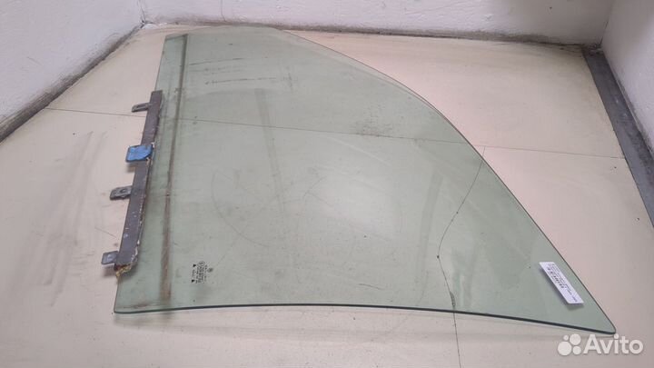 Стекло боковой двери левое переднее Volkswagen Passat 4