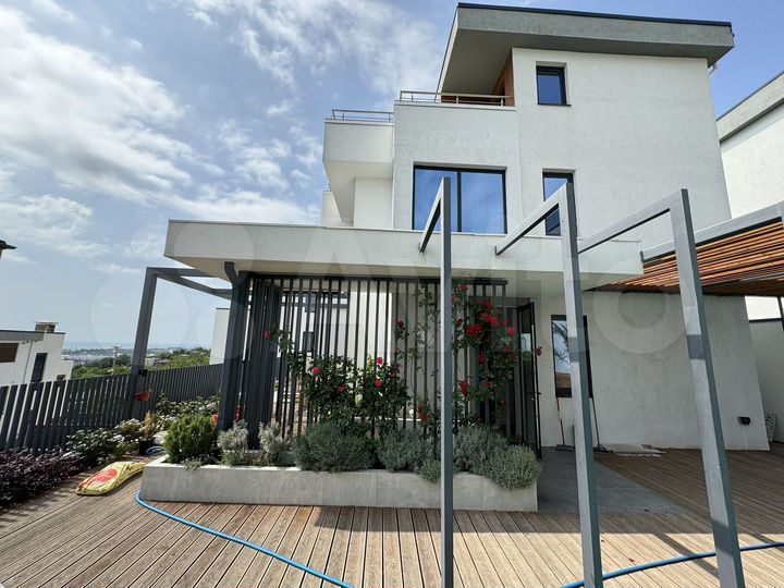 Коттедж 240 м² на участке 4 сот.