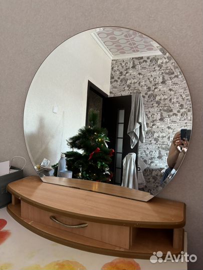 Туалетный столик с зеркалом