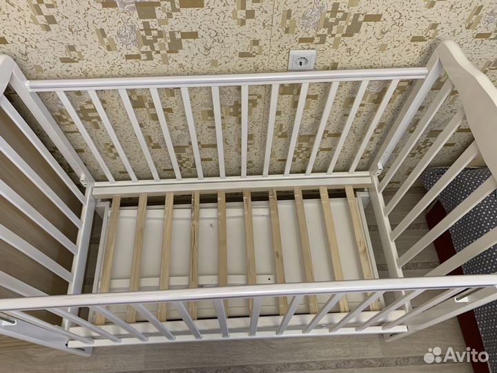Детская кроватка маятником и ящиком
