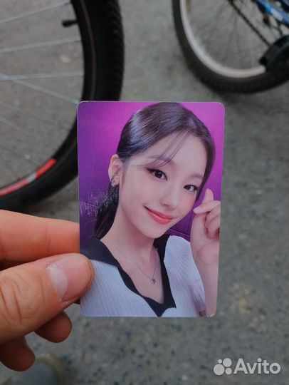 Карта с девушкой корейской внешности