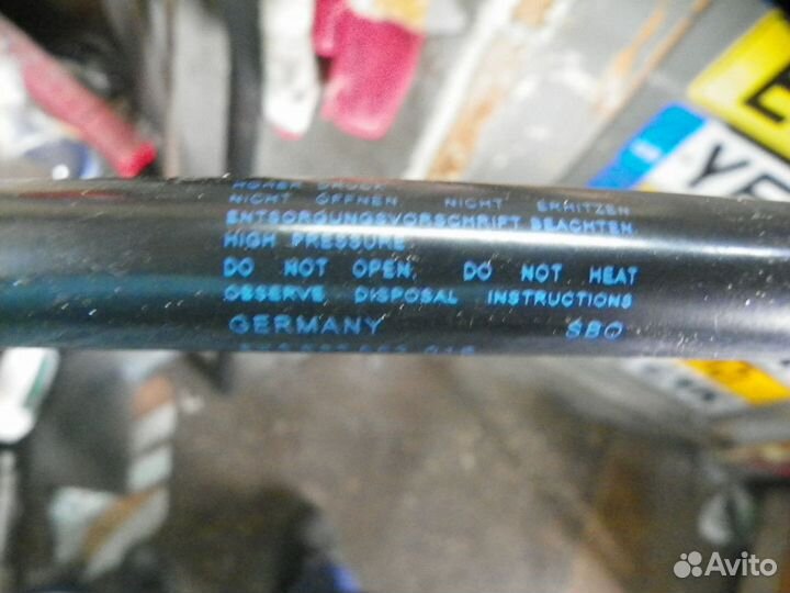 Амортизатор двери багажника Audi A1