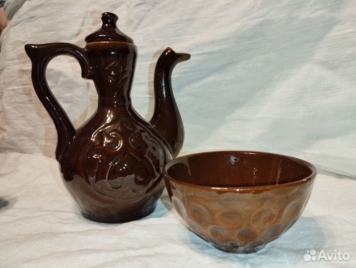 Керамический кувшин и пиала