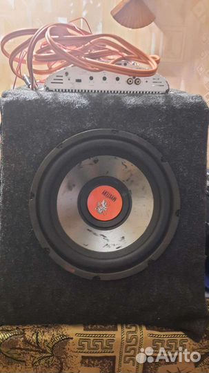 Сабвуфер и усилитель в автомобиль
