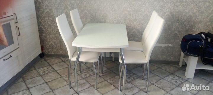 Стол и стулья