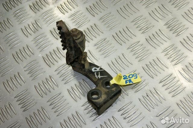 Подножка водителя правая Suzuki DF200/DR200