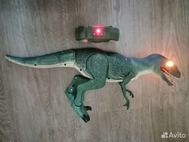 Динозавр с пультом