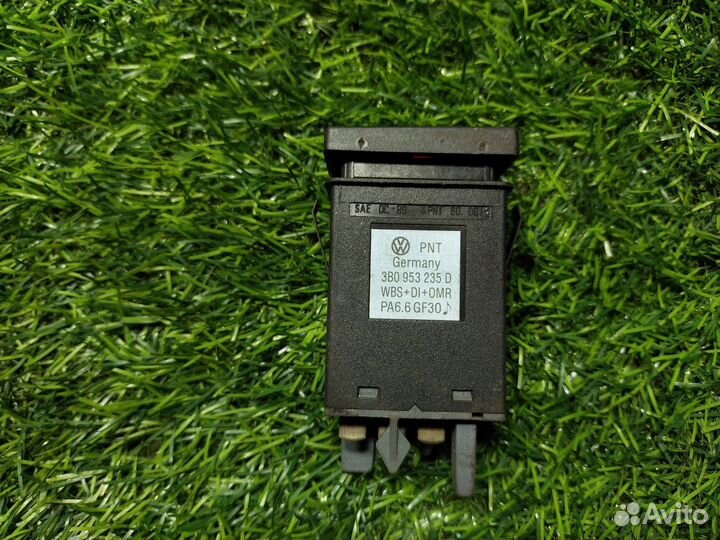 Кнопка аварийной сигнализации Volkswagen Passat V