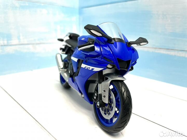 Модель мотоцикла Yamaha YZF R1 1:12