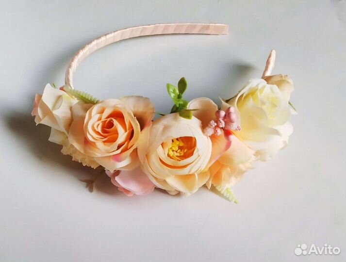 Ободок с цветами бежевый
