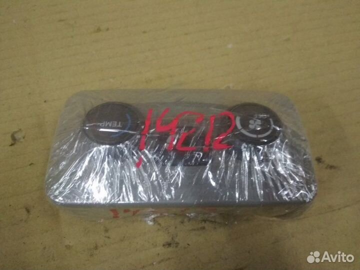 Панель заднего климат-контроля Toyota Sienna III