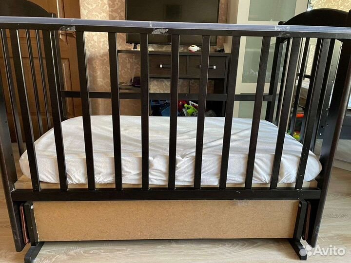 Детская кроватка с маятником и ящиком