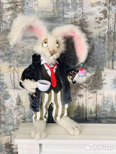 Пушистый вязаный заяц - интерьерная игрушка