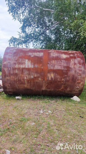 Две бочки металлических