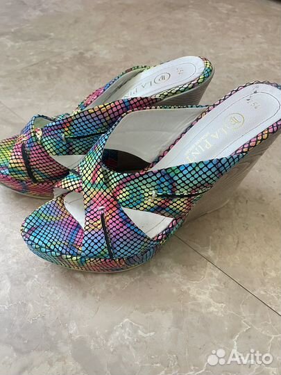 Шлепанцы на танкетке