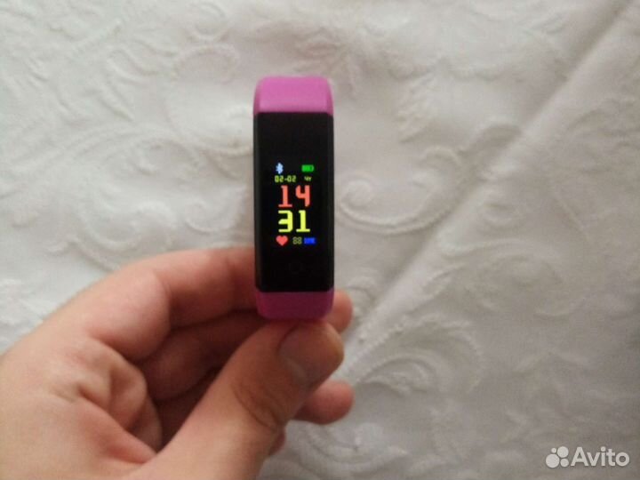 Фитнес трекер Denn Fit One. Пылевлагозащита