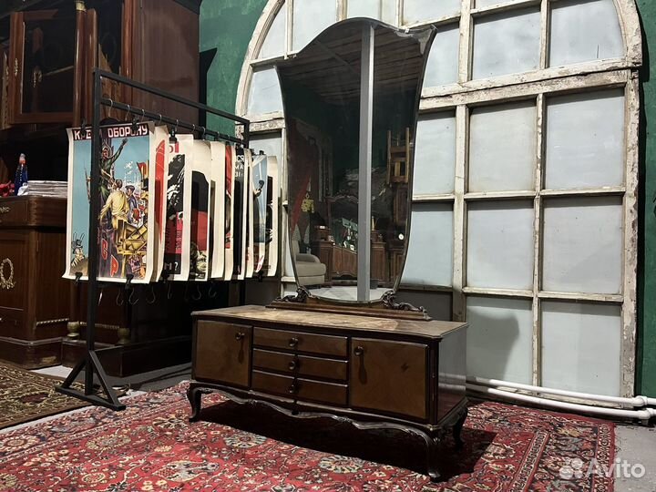 Старинное зеркало с тумбой трюмо