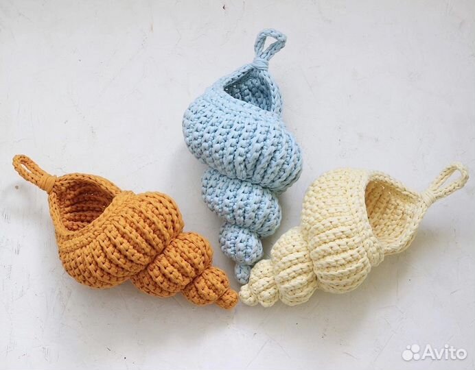 Вязаная интерьерная корзина ракушка