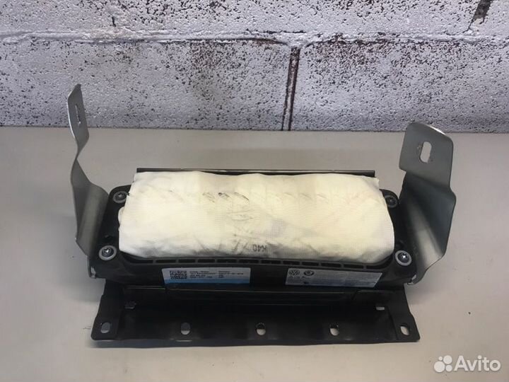 Подушка безопасности в торпедо Volkswagen Golf 6