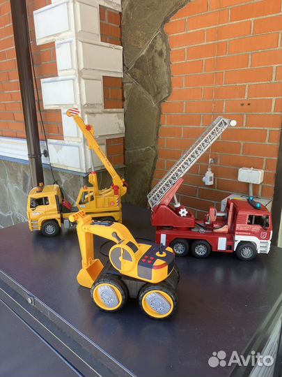 Кран и пожарная машина игрушки