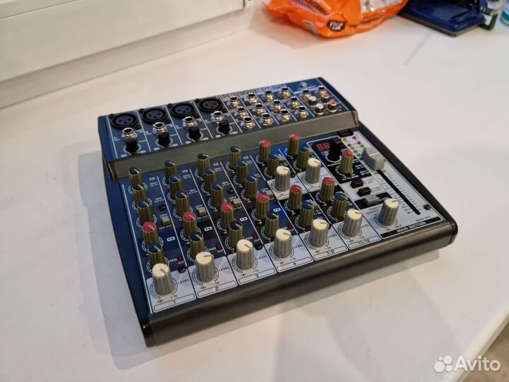 Микшерный пульт Behringer 1202fx