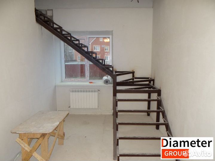 Монтаж надежной лестницы с подиумными ступенями