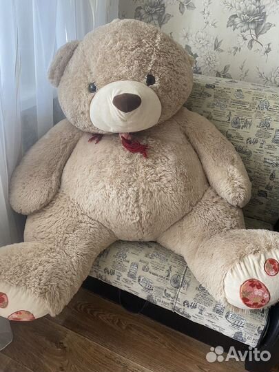 Большой плюшевый медведь