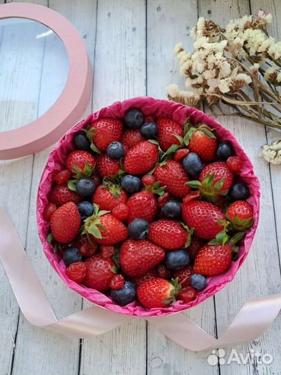 Коробочка с Клубникой и голубикой
