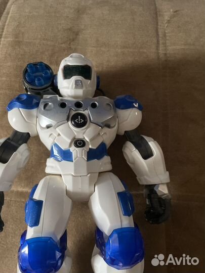 Робот на пульте управления