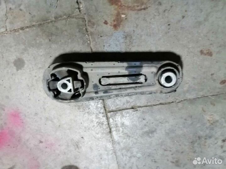 Опора двигателя задняя Renault Sandero